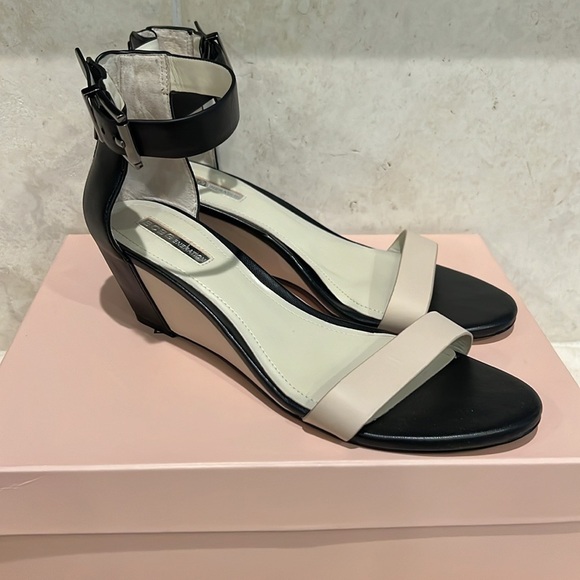 BCBG Vincent Two-Tone Wedge Sandals Nude Black Size 8.5 - Picture 2 of 13